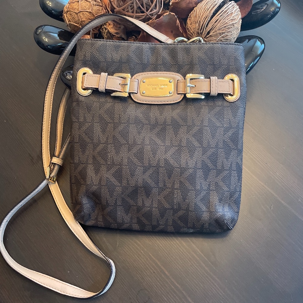 Micheal Kors crossbody purse